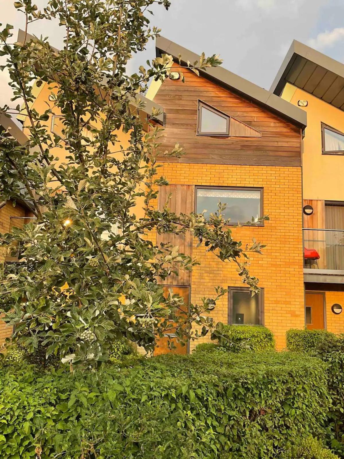 Pass The Keys Stunning Townhouse In Uphill Historic Lincoln Villa Exterior photo